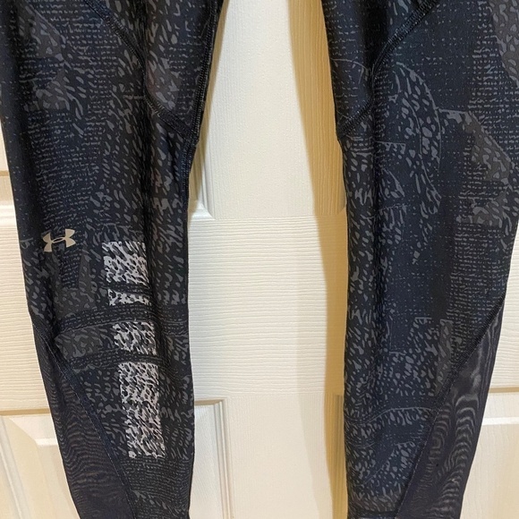 UA Compression‎ Leggings-Heat Gear- Black/Gray print- Size M- Mesh Cutouts - Picture 6 of 13